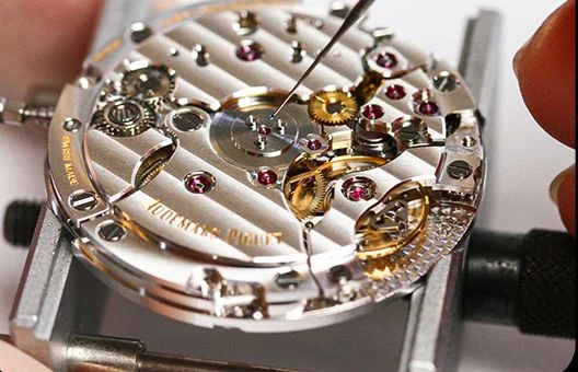 Kỹ thuật viên TopWatch tháo lắp bộ máy đồng hồ