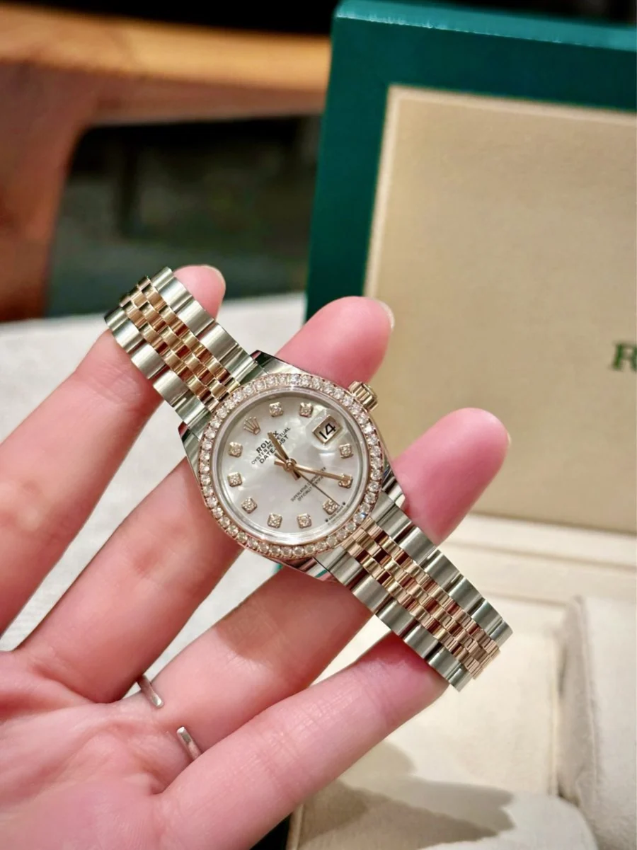 Khách hàng tại showroom TopWatch