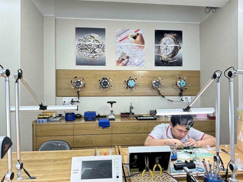 Kỹ thuật viên thao tác tại bàn sửa chữa đồng hồ