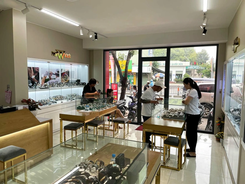 Không gian cửa hàng nhìn ra cửa chính