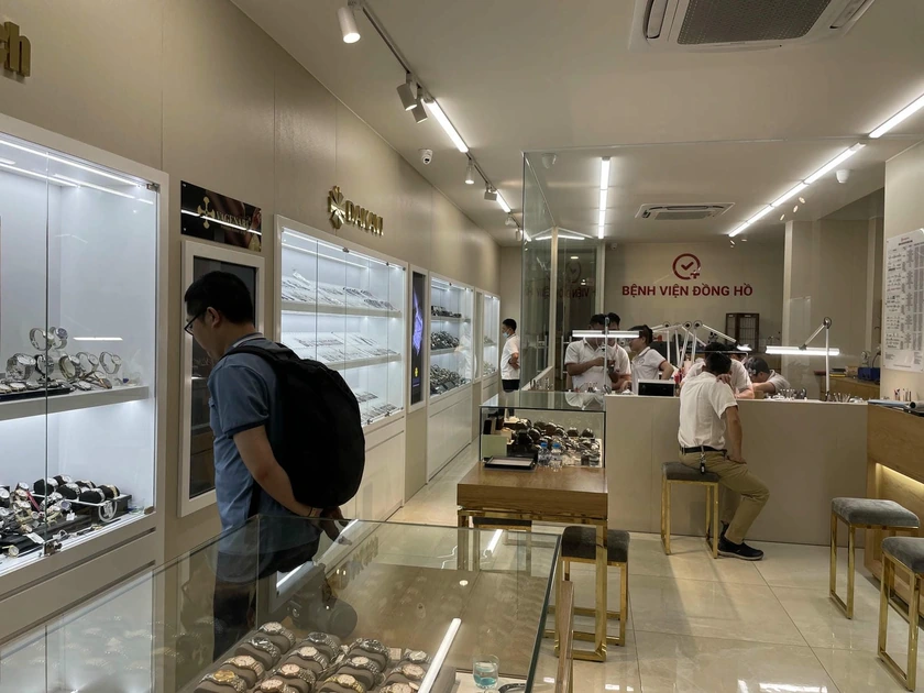 Khách hàng và khu vực kỹ thuật trong cửa hàng