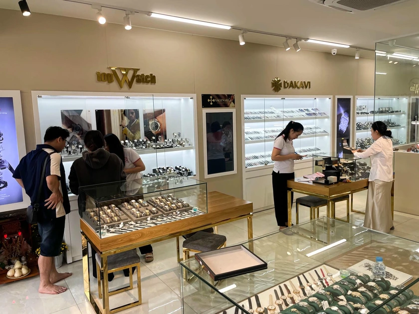 Không gian trưng bày và tiếp đón khách hàng TopWatch