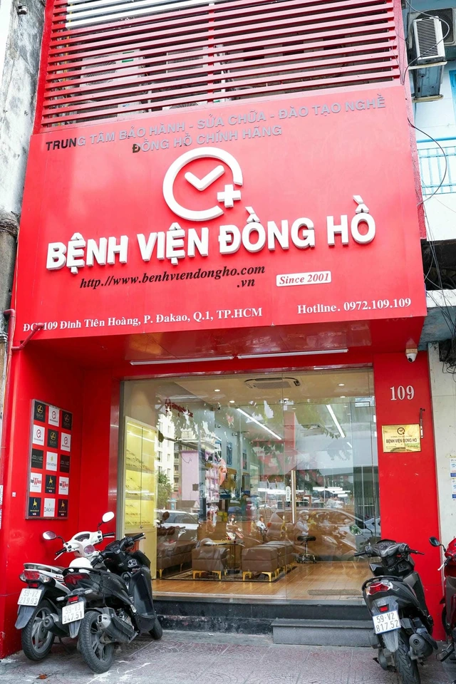 Mặt tiền trung tâm Bệnh Viện Đồng Hồ tại Đinh Tiên Hoàng