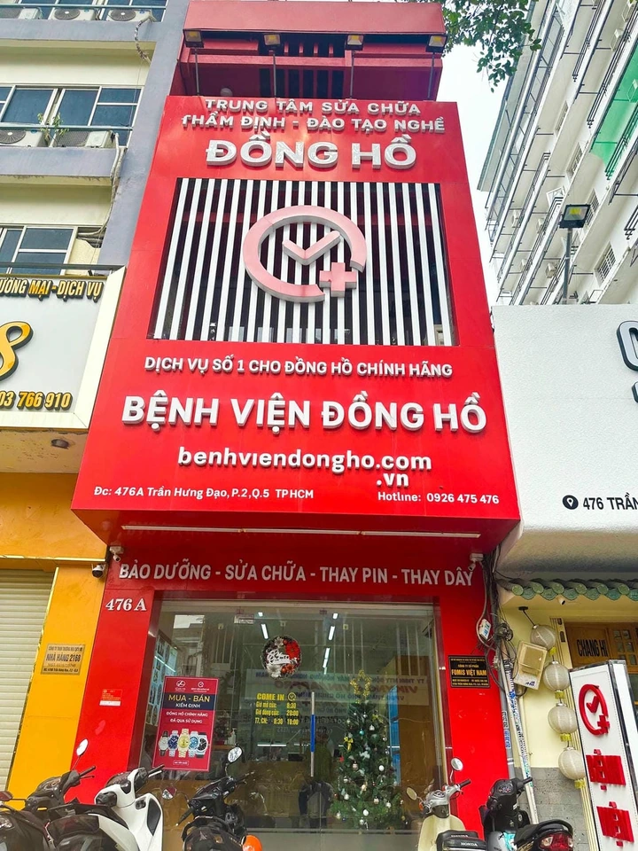 Mặt tiền trung tâm Bệnh Viện Đồng Hồ tại Trần Hưng Đạo