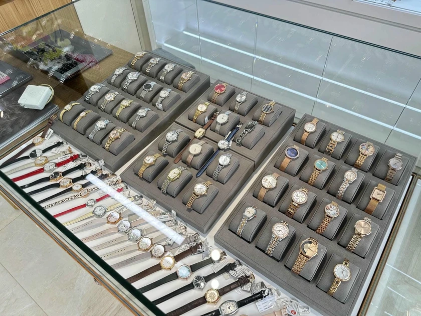 Cận cảnh các mẫu đồng hồ trong tủ trưng bày