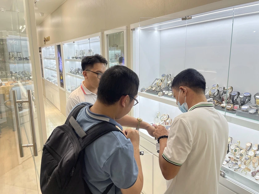 Khách hàng xem và được tư vấn đồng hồ tại cửa hàng