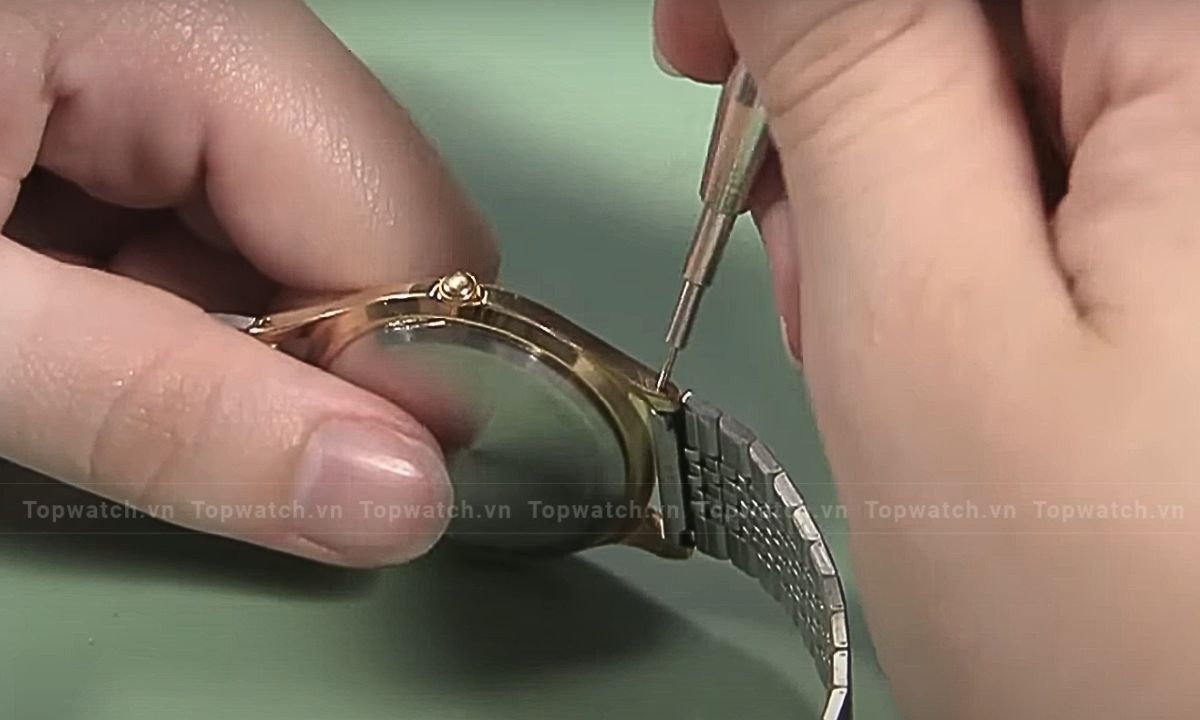 bước 1 thay dây đồng hồ mang tai có lỗ