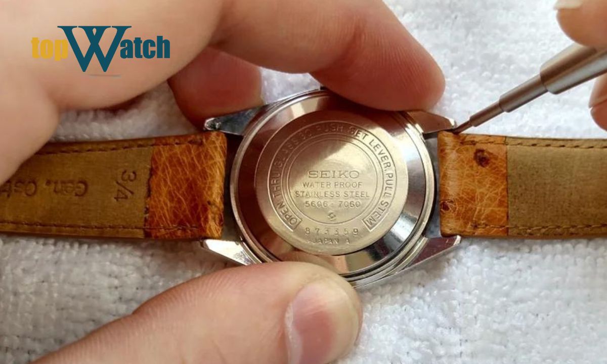 bước 1 thay dây đồng hồ mang tai không có lỗ