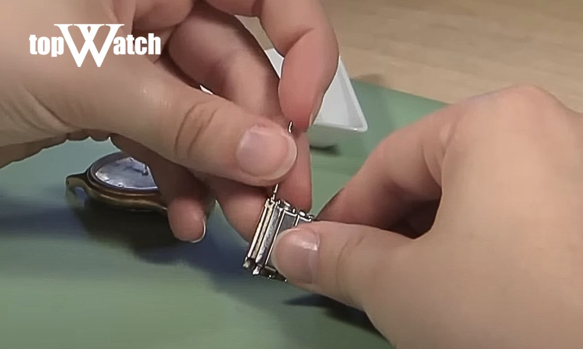 bước 5 thay dây đồng hồ mang tai có lỗ