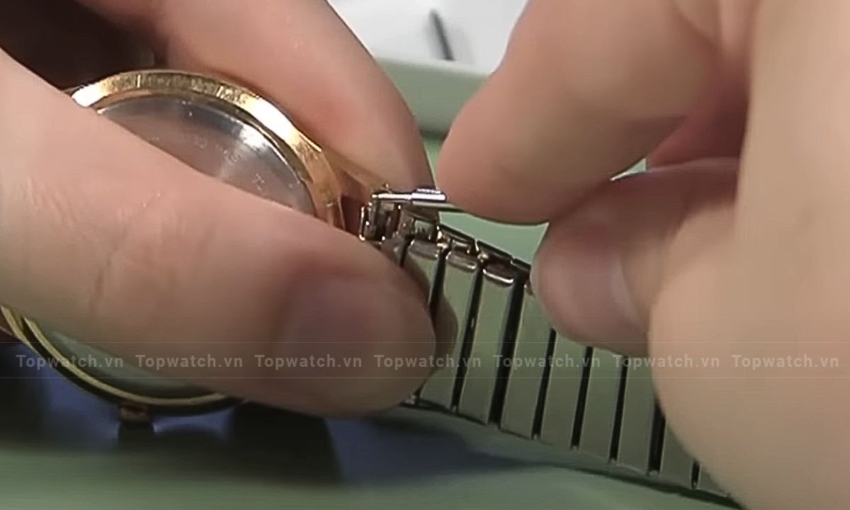 bước 6 thay dây đồng hồ mang tai có lỗ