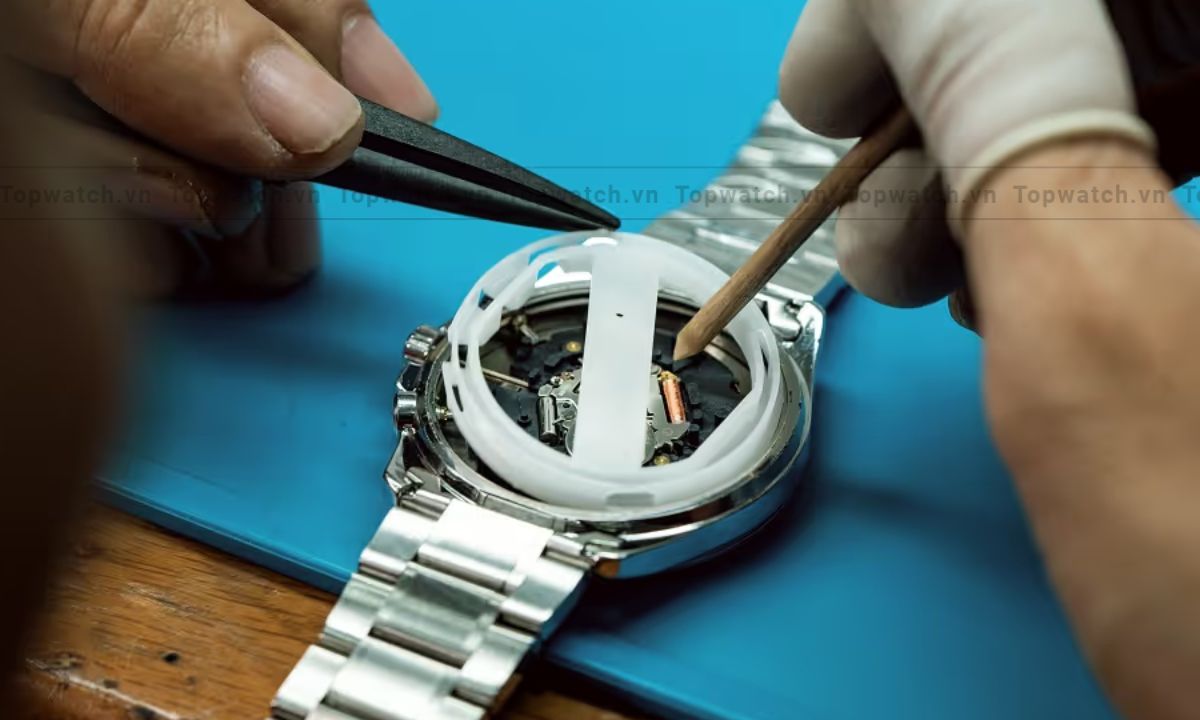 Hướng dẫn cách thay pin đồng hồ đeo tay siêu đơn giản lắp lại miếng đệm khi thay pin