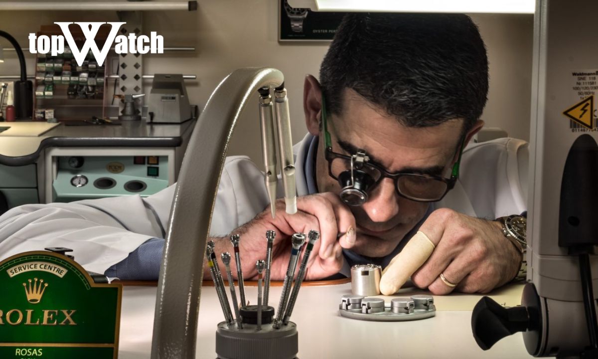 Tại sao đồng hồ Rolex lại đắt? Điều gì đặc biệt phía sau chúng? rolex được làm thủ công bởi chuyên gia