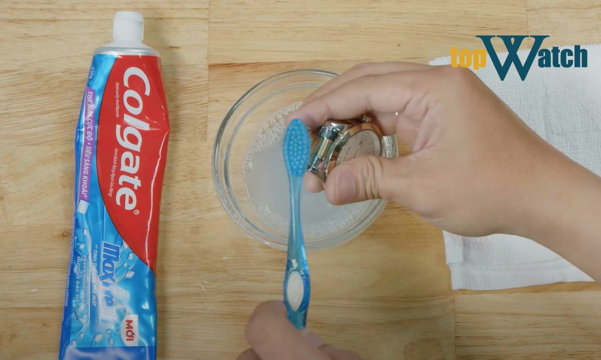 Mách bạn cách vệ sinh đồng hồ cực nhanh tại nhà bước 2 khi vệ sinh dây kim loại
