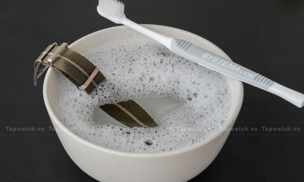 Mách bạn cách vệ sinh đồng hồ cực nhanh tại nhà bước 2 khi vệ sinh dây vải