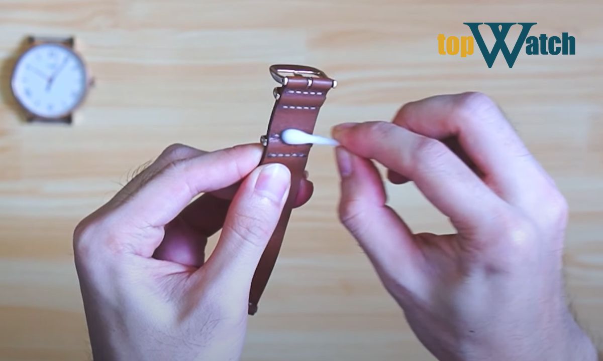 Mách bạn cách vệ sinh đồng hồ cực nhanh tại nhà bước 3 khi vệ sinh dây da