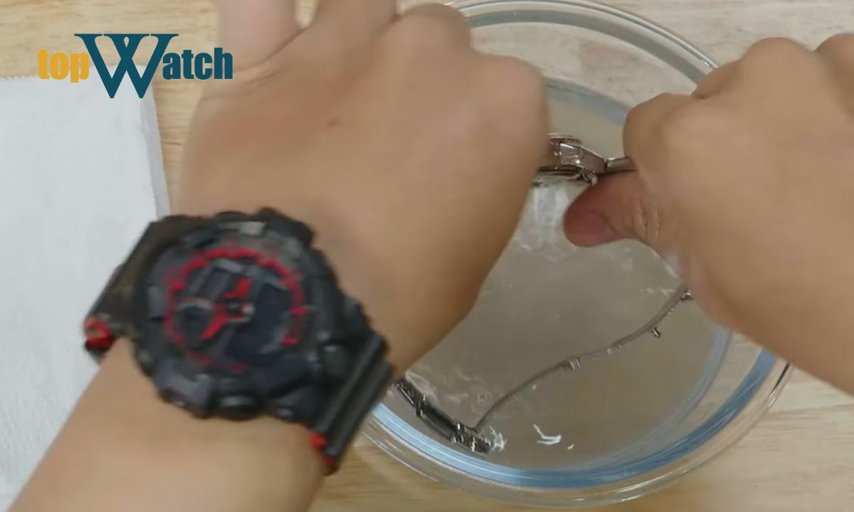Mách bạn cách vệ sinh đồng hồ cực nhanh tại nhà bước 4 khi vệ sinh dây kim loại