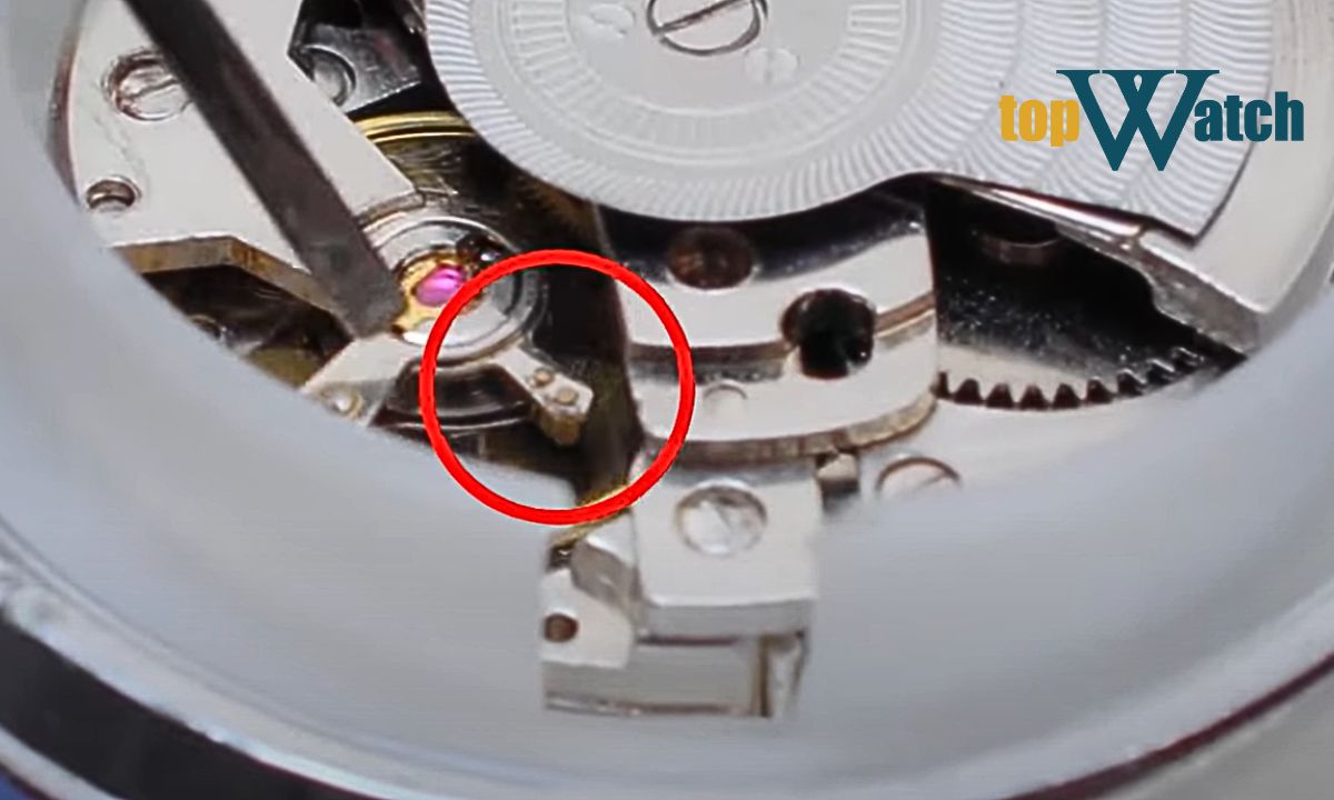 đồng hồ cơ có bộ phận căn chỉnh là cần gạt