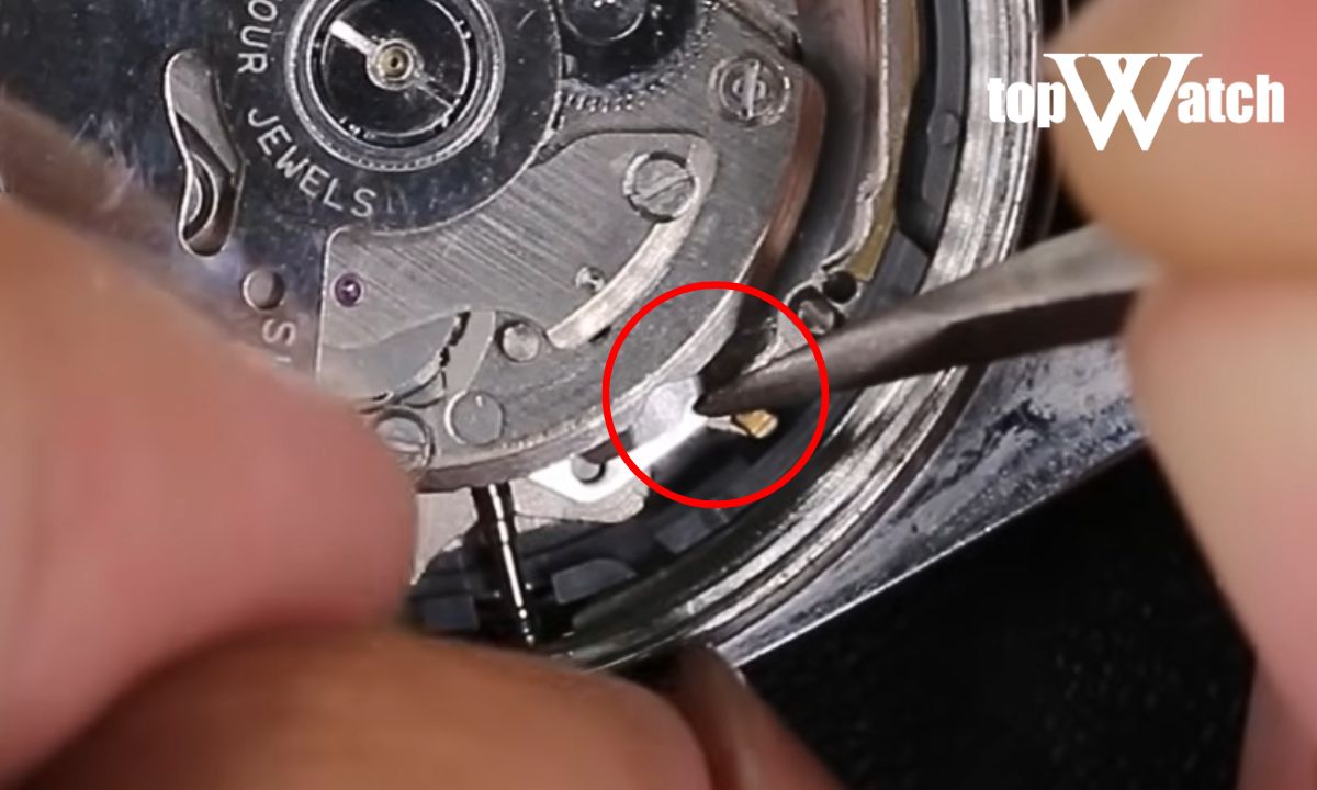 Cách tháo núm đồng hồ đeo tay đơn giản, dễ thực hiện cách tháo núm đồng hồ cơ bấm nút