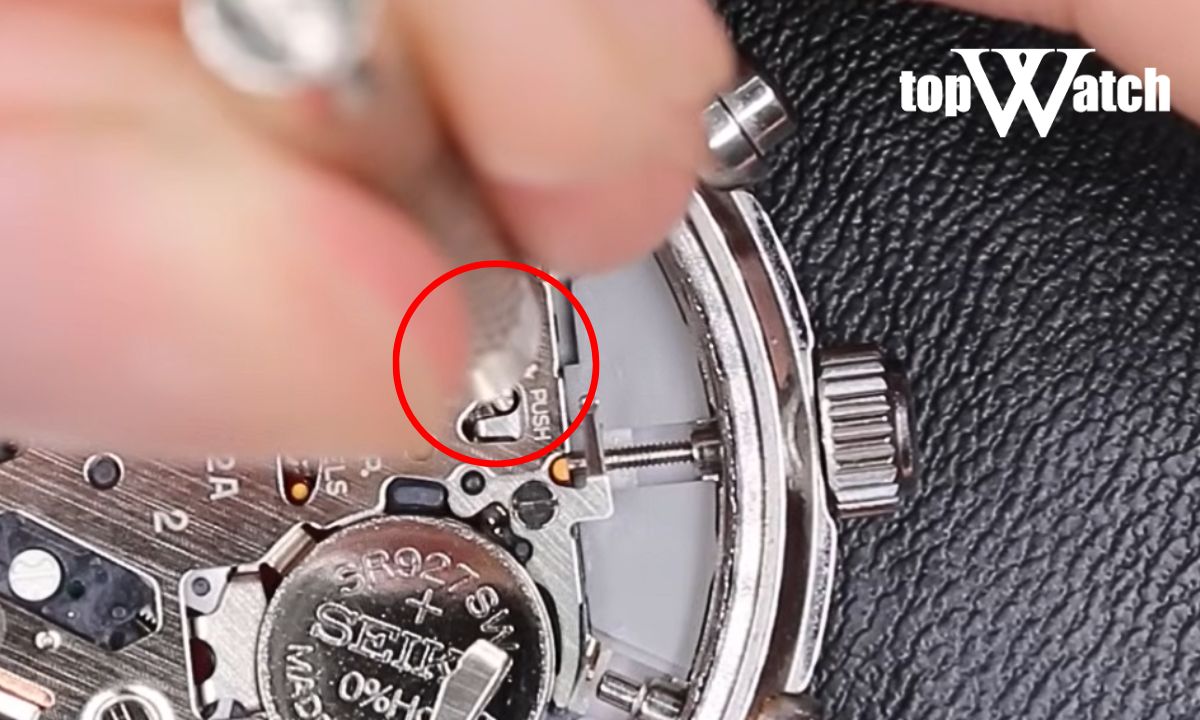 Cách tháo núm đồng hồ đeo tay đơn giản, dễ thực hiện cách tháo núm đồng hồ pin