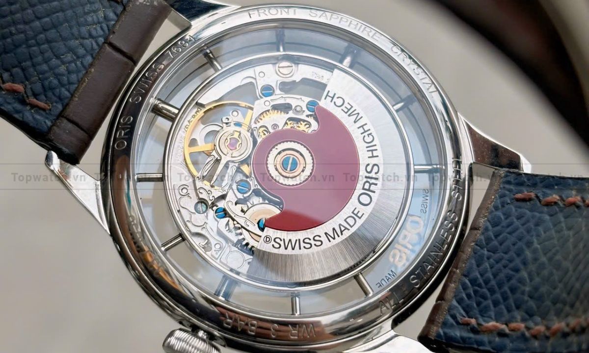 Khám phá cùng TopWatch đồng hồ Oris của nước nào? Bộ máy Oris Calibre 734 sở hữu rotor màu đỏ đặc trưng, nổi bật