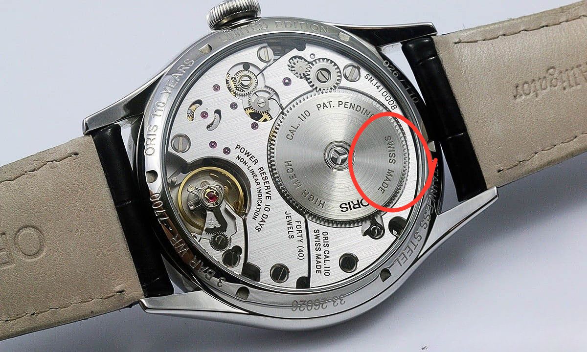 Khám phá cùng TopWatch đồng hồ Oris của nước nào? Kí hiệu "Swiss made" được khắc rõ trên bộ máy đồng hồ