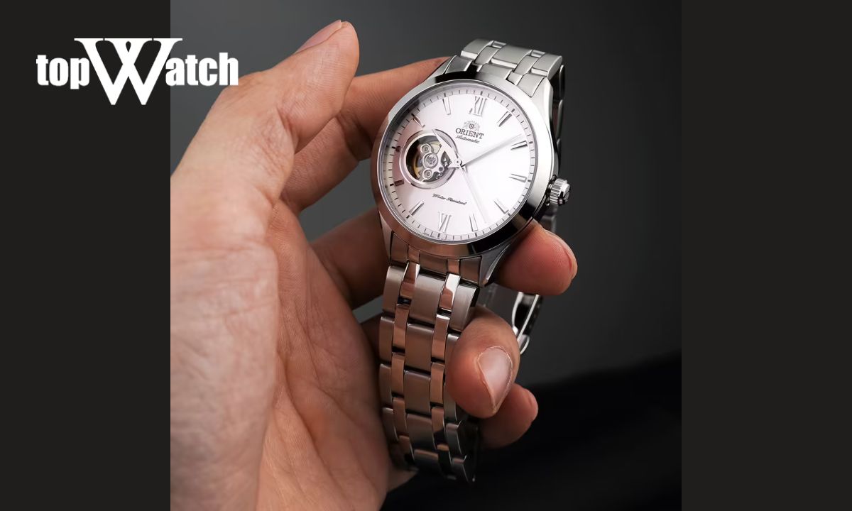 Kiểm tra độ hoàn thiện của dây đeo và khóa đồng hồ Orient