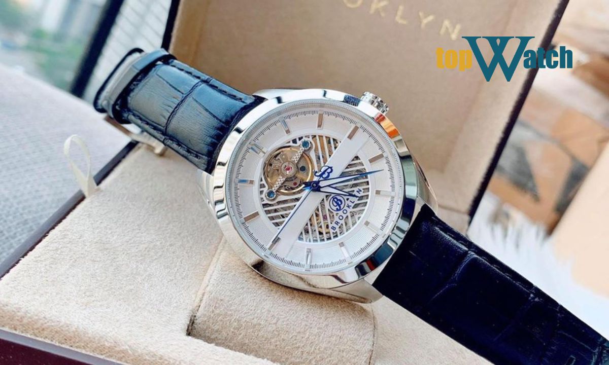 Đồng hồ Brooklyn của nước nào? Có tốt không? Đồng hồ Brooklyn lộ cơ sẽ được hoàn thiện ở mức vừa phải, khó có thể sắc sảo hay chạm khắc tinh vi