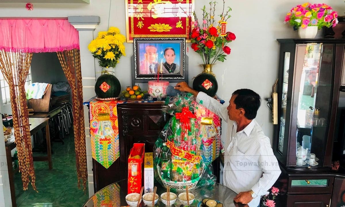 Ngày đầu năm mới nên làm gì? Top 10 việc nên và không nên làm Thắp hương để câu xin ông bà tổ tiên phù hộ 1 năm mới thật suôn sẻ