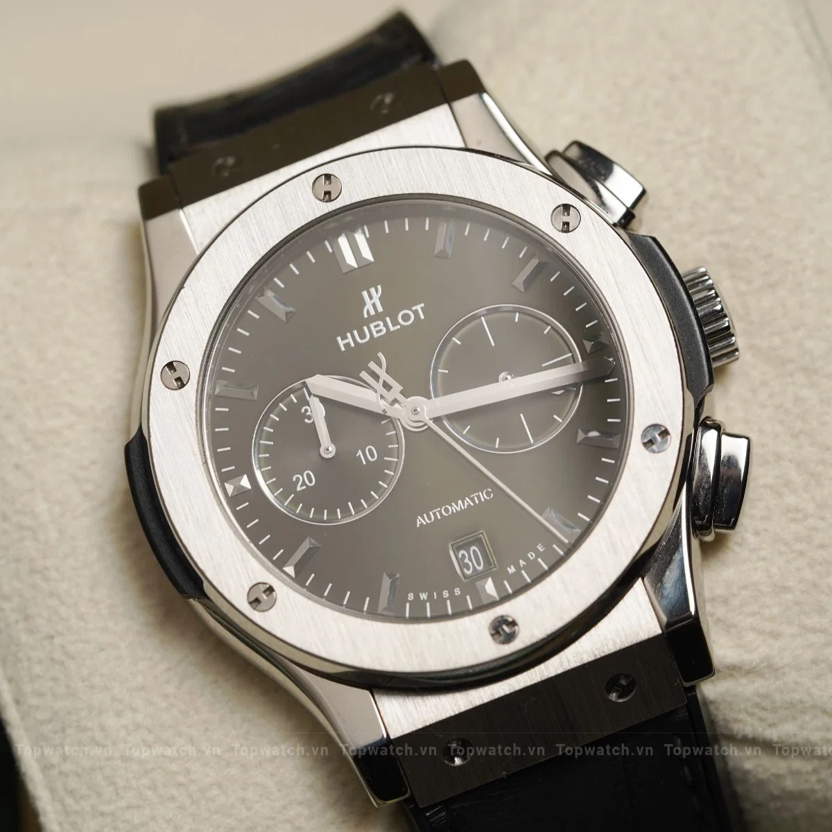 Đồng hồ Hublot Classic Fusion Chronograph Titanium 541.NX.1171.LR Đồng hồ Hublot Classic Fusion Chronograph Titanium 541.NX.1171.LR